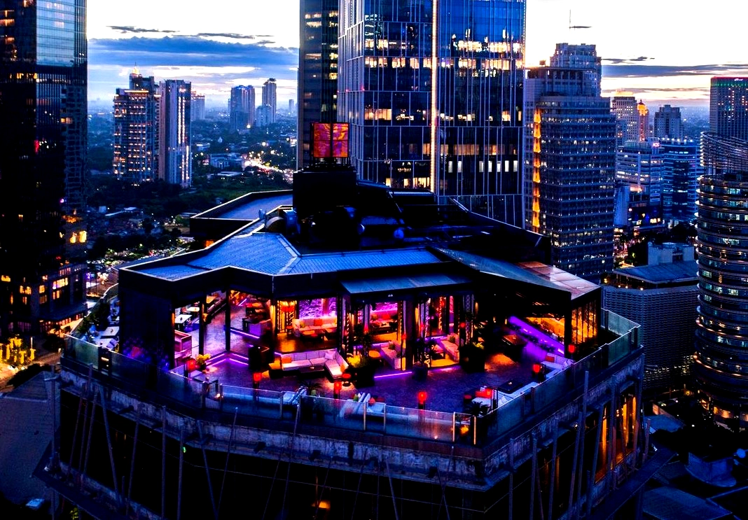 Rooftop Bar dan Lounge Eksklusif di Hotel Jakarta Utara